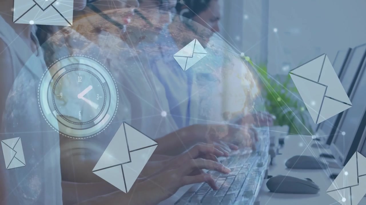 Animazione di elaborazione dati e icone a busta su diverse persone d'affari che usano cuffie telefoniche.