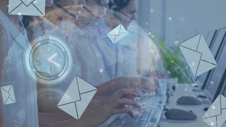 Animazione di elaborazione dati e icone a busta su diverse persone d'affari che usano cuffie telefoniche.
