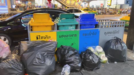 contenedores de reciclaje en una calle de bangkok