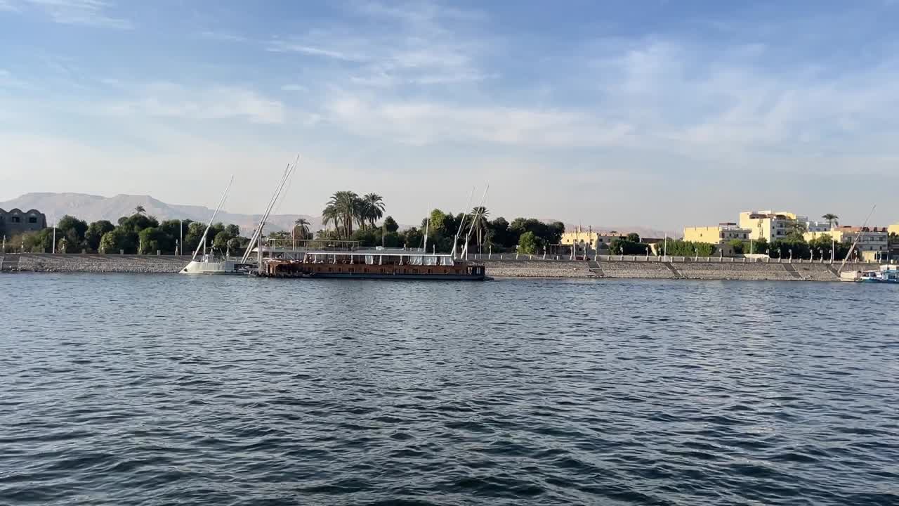 una vista de un mar lleno de barcos, disparado de cerca