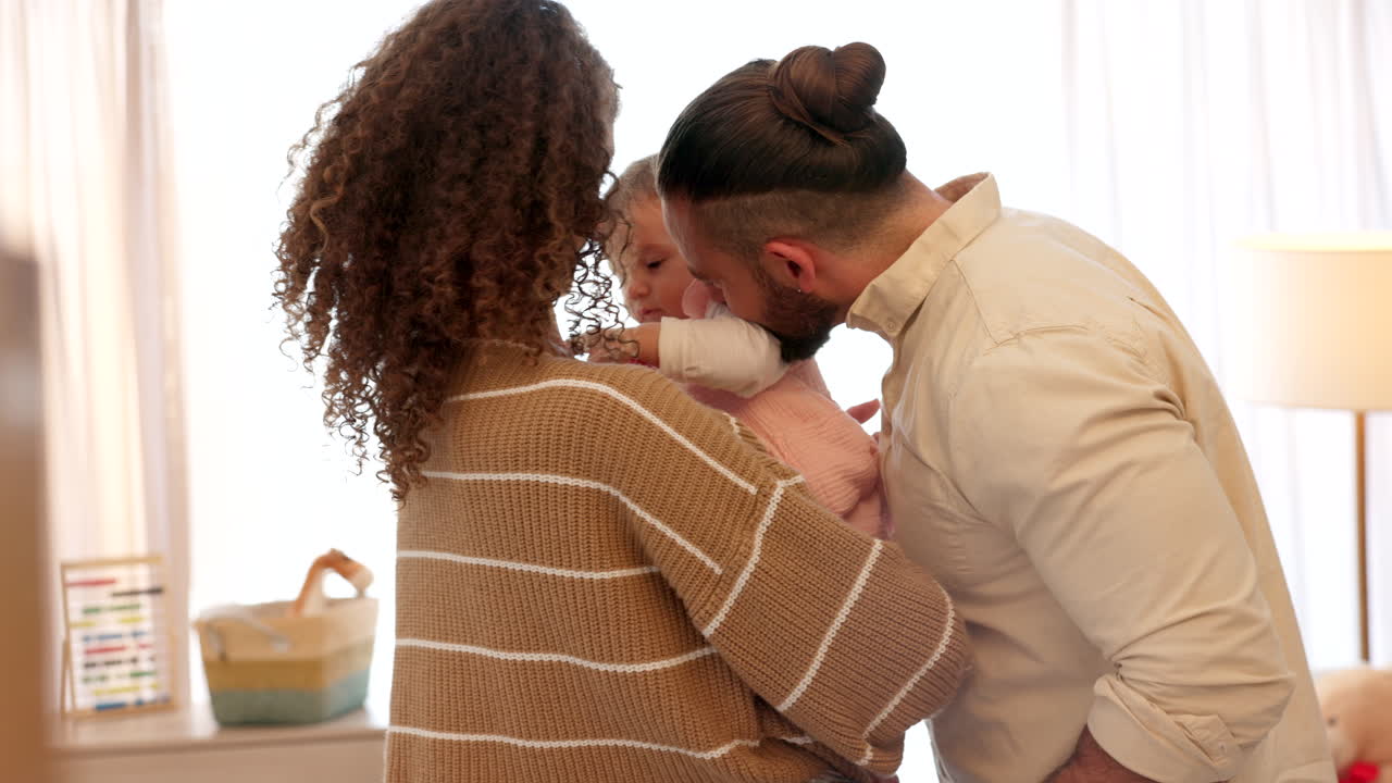 Mère et père embrassent un nouveau-né avec amour