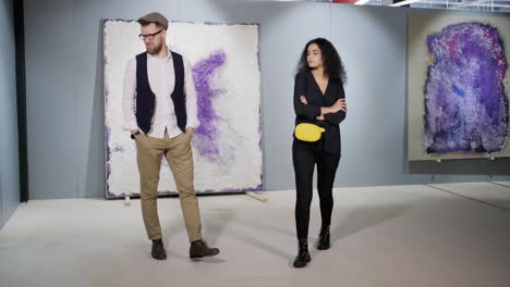 una pareja viendo arte moderno en una galería.