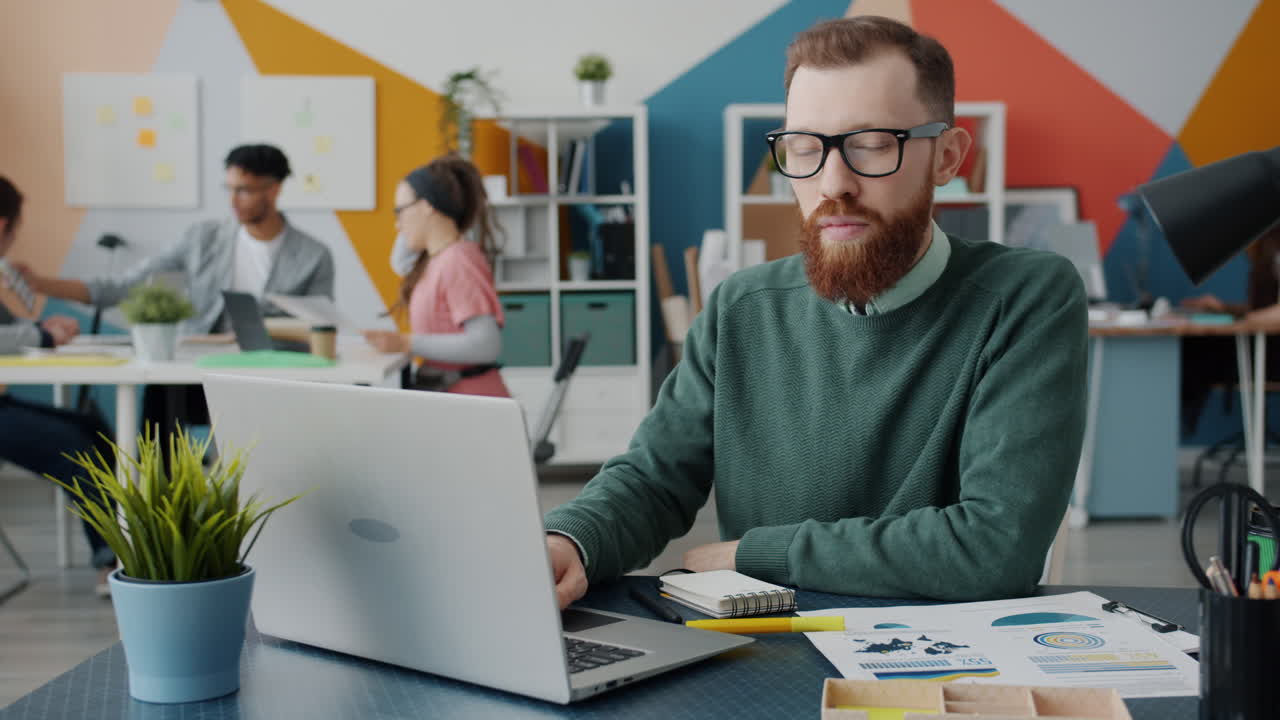 Forretningsfolk, der arbejder på et moderne kontor