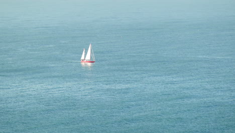 Barco-De-Crucero-Sobre-Las-Ondulantes-Aguas-Del-Océano-En-North-Beach,-Nazaré,-Portugal