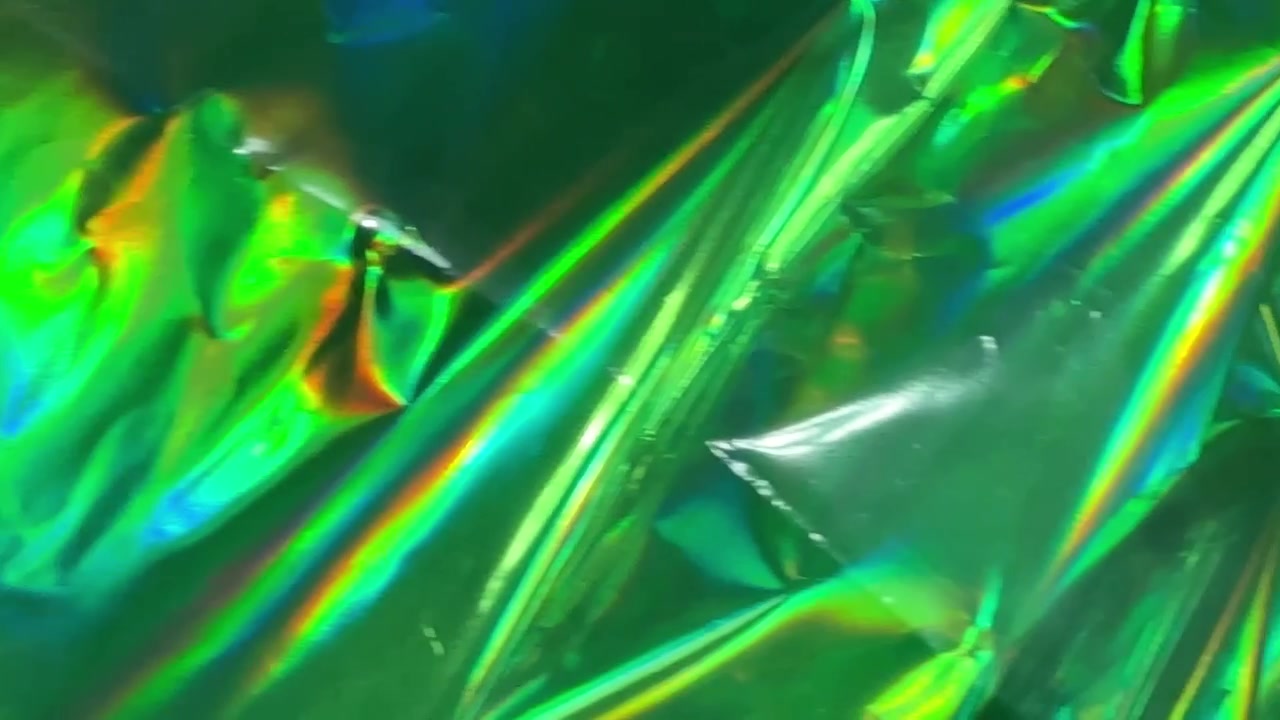 Abstrakter Hintergrund aus zerknitterter grüner holografischer Folie