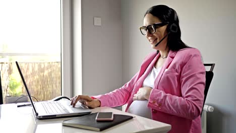 trabajo independiente y a distancia. mujer embarazada trabajando en la computadora en casa