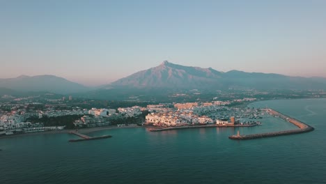 fotografías aéreas de una playa en nueva andalucía, españa en 4k