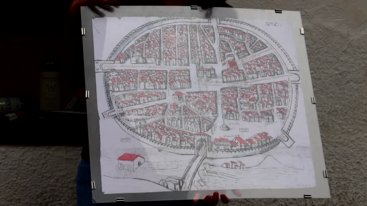 la guida mostra un metacrilato con una vecchia mappa dipinta a mano di aranda de duero dell'anno 1503