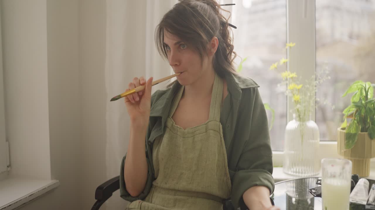 mujer pintando en casa