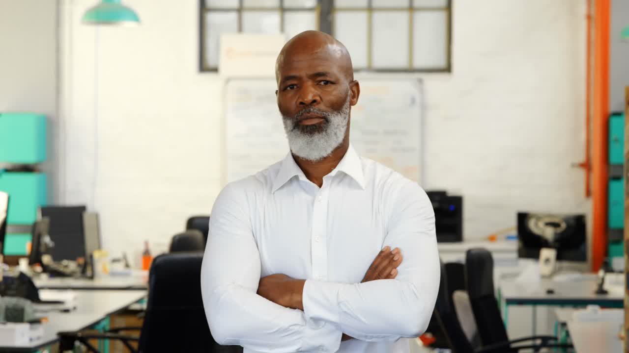 ejecutivo masculino con el brazo cruzado de pie en la oficina 4k