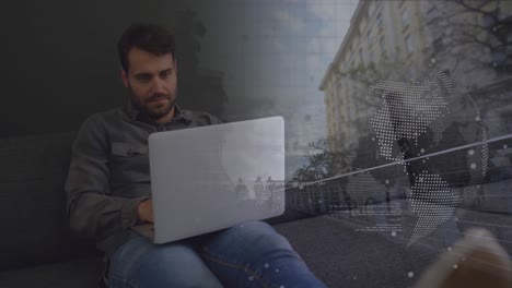 animación de un hombre de negocios caucásico que usa computadora sobre procesamiento de datos y paisaje urbano