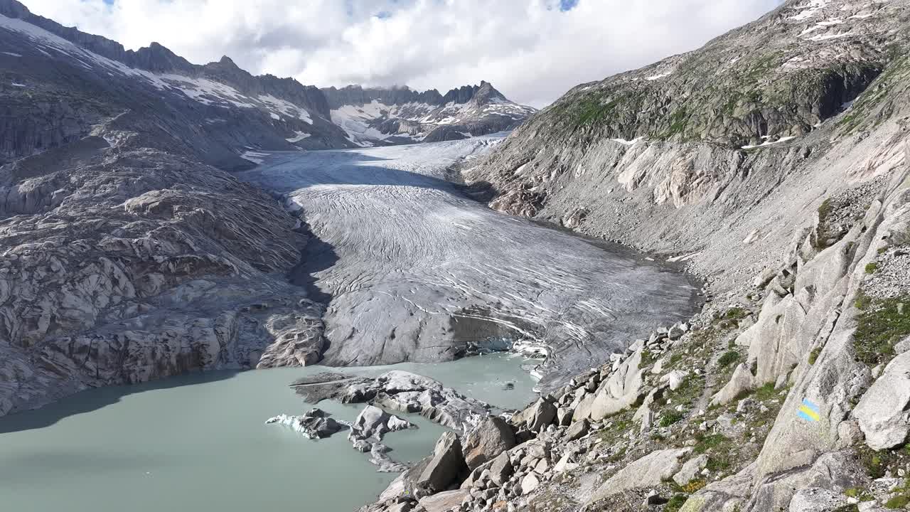 드론은 스위스 푸르카파스의 로네글레체르에서  바위 산으로 둘러싸인 크리스탈 은 호수에서 물러납니다.