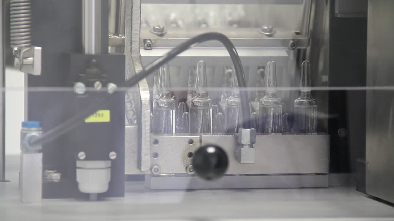 소량의 약병을 운반하고 기계의 결함을 검사하고 있습니다.