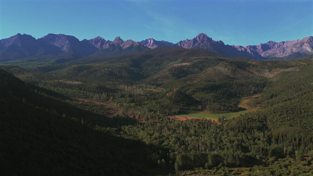Catena montuosa di San Juan, Area selvaggia del Monte Sneffels 14er, Città di Ridgway, Ouray, Colorado, paesaggio naturale aereo, Foresta Nazionale di Uncompahgre, Laghi Blu, vetta prominente, mattina d'estate, cielo blu, panoramica in avanti