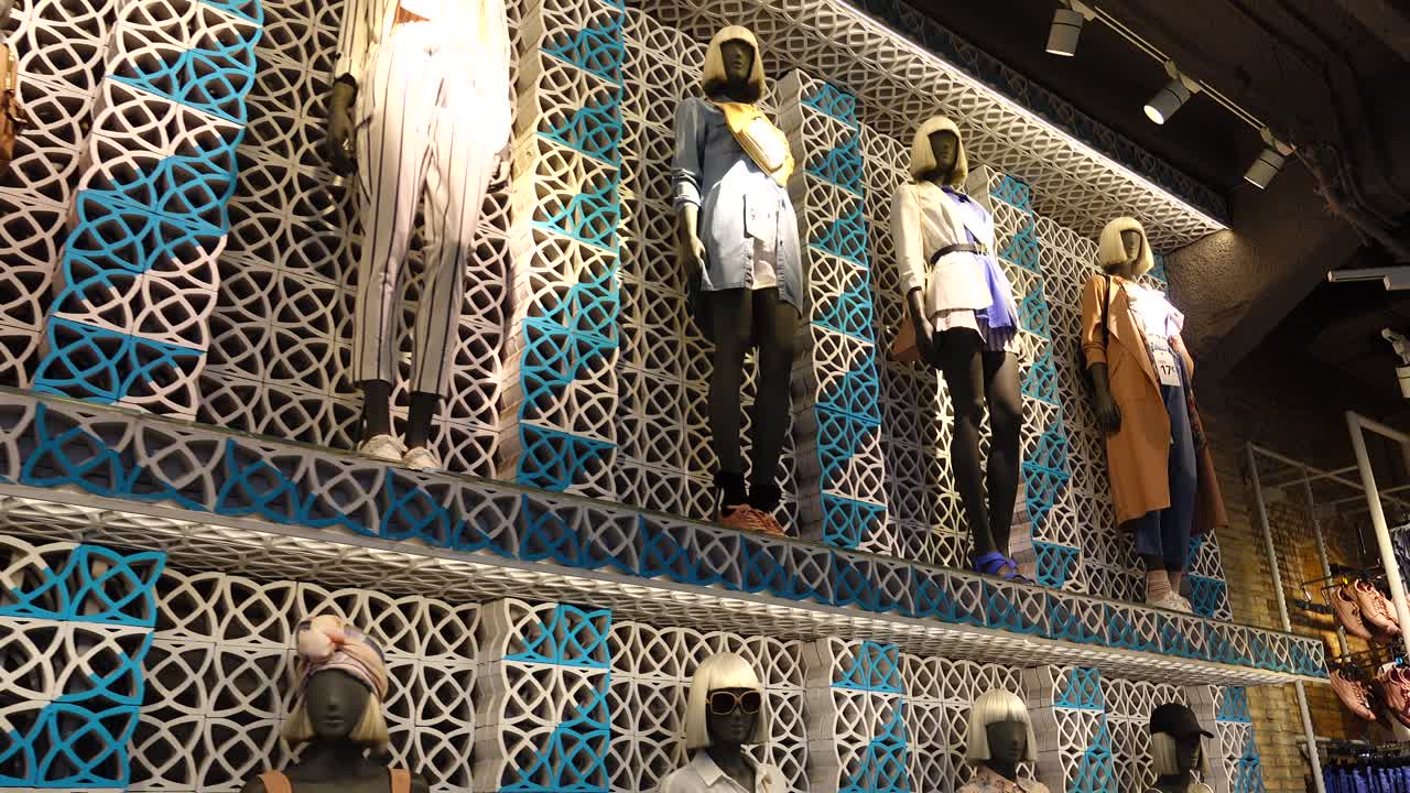 Shopping in Europa. La scelta dei prodotti nell'outlet. Sconti nei negozi d'Europa