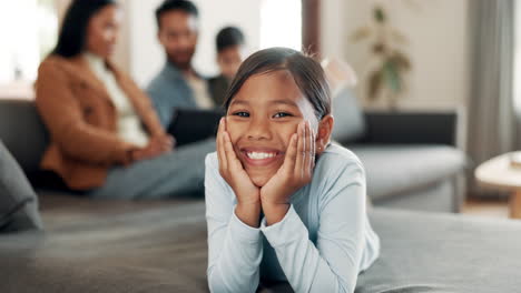 Glücklich,-Gesicht-Und-Mädchen-Auf-Dem-Sofa-Im-Wohnzimmer