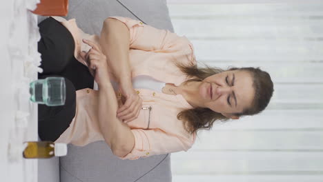 video vertical de una mujer experimentando dolor en los huesos.