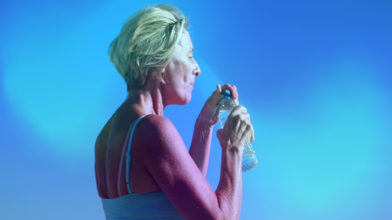 animación de luces azules sobre mujeres caucásicas bebiendo agua