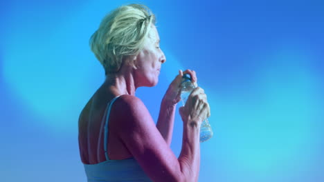 animación de luces azules sobre mujeres caucásicas bebiendo agua