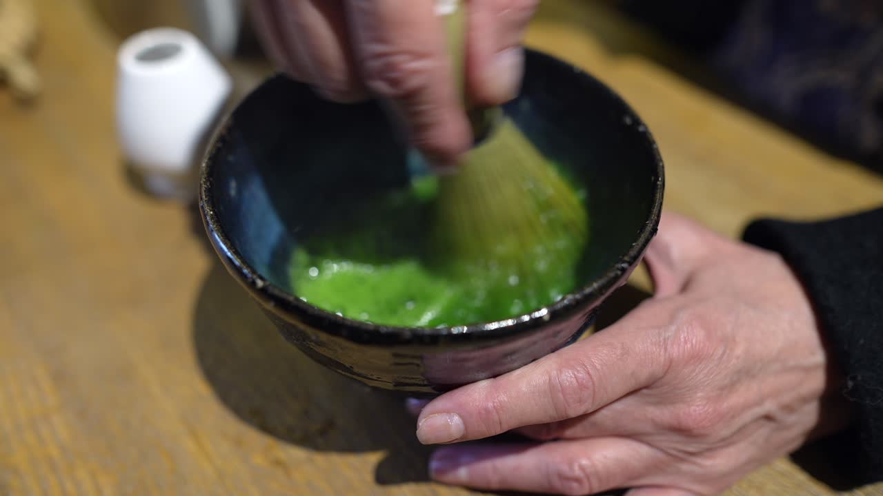 la preparación del té verde matcha