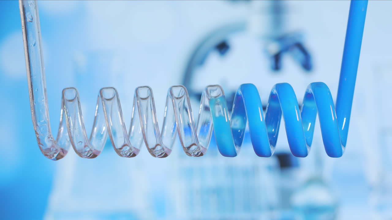 과학적 유리 냉각기에서 오른쪽에서 왼쪽으로 수평으로 회전하는 파란 액체의 가까운 그리고 느린 움직임 - 백신 개발 및 검색 - 코로나 바이러스 화학 연구 - 약물 테스트 - 고품질 4k 영상