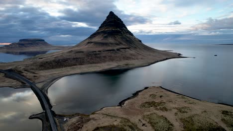 Fiordo-De-La-Costa-Oeste-De-Islandia-Montaña-Kirkjufell-Al-Atardecer