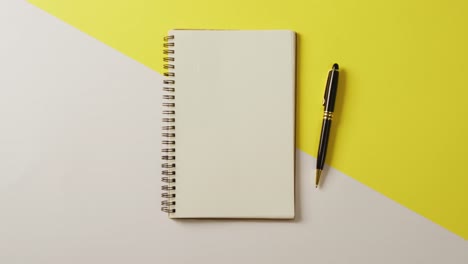 Video-Eines-Notizbuchs-Mit-Kopierraum-Und-Bleistift-Auf-Gelbem-Hintergrund