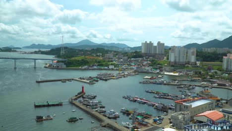 barcos de pesca atracados en el puerto deportivo de gyeongsangnam-do, isla de geojedo, corea del sur