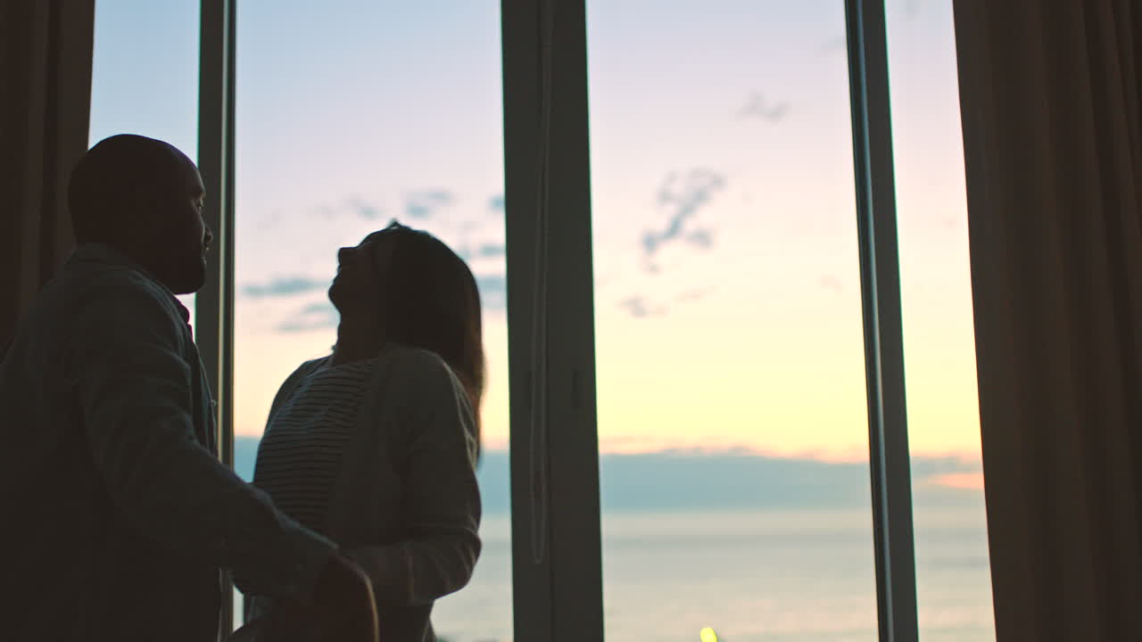 해가 지는 풍경을 즐기는 커플