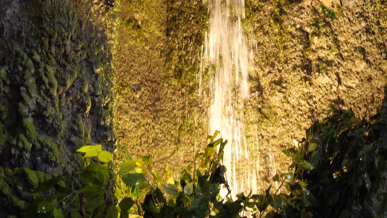 cataratas que caen en cascada por las rocas