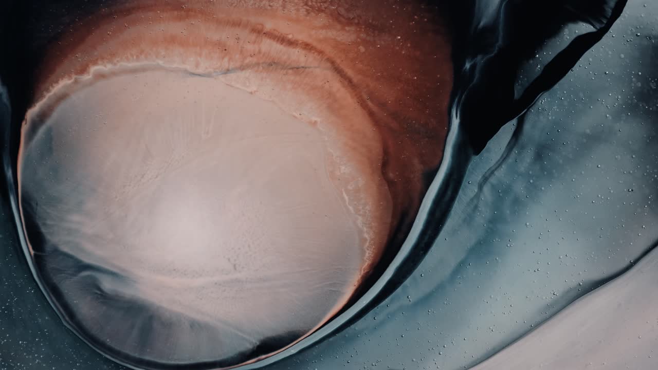 Inchiostro bagnato al microscopio, germi, cellule, uova aliene, fantascienza, nebulosa d'inchiostro che scorre.