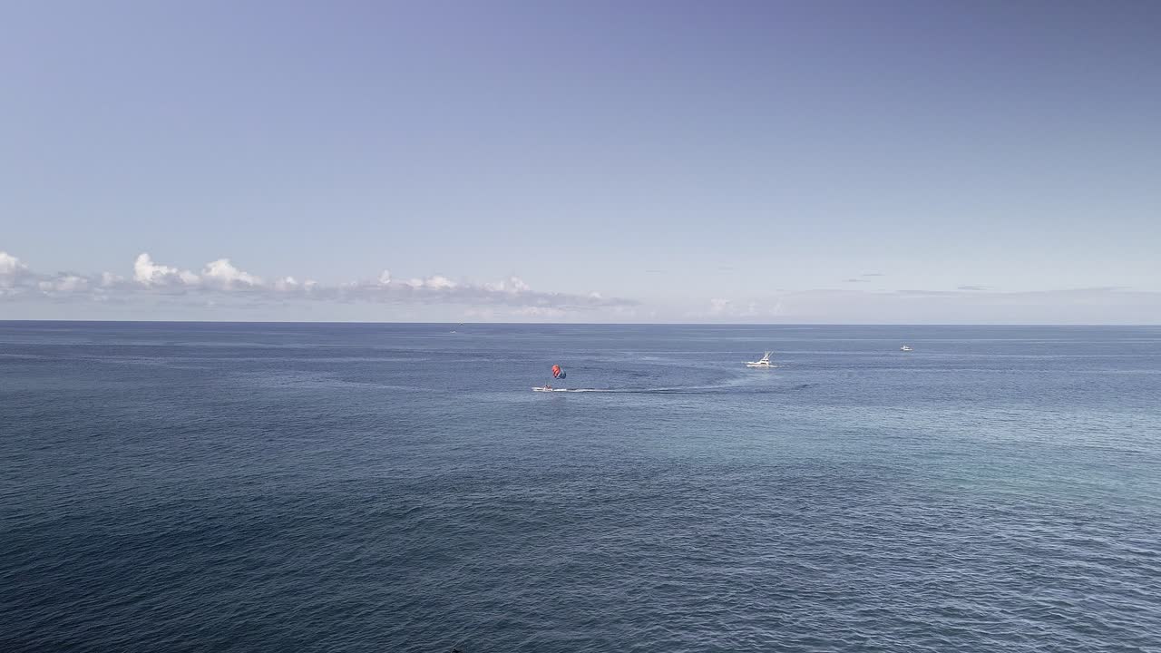 맑고 화창한 날 오아후에서 패러세일링 보트의 공중 전망