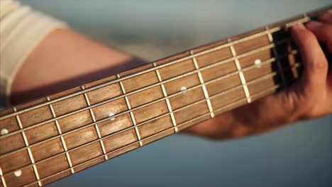 tocando el bajo.