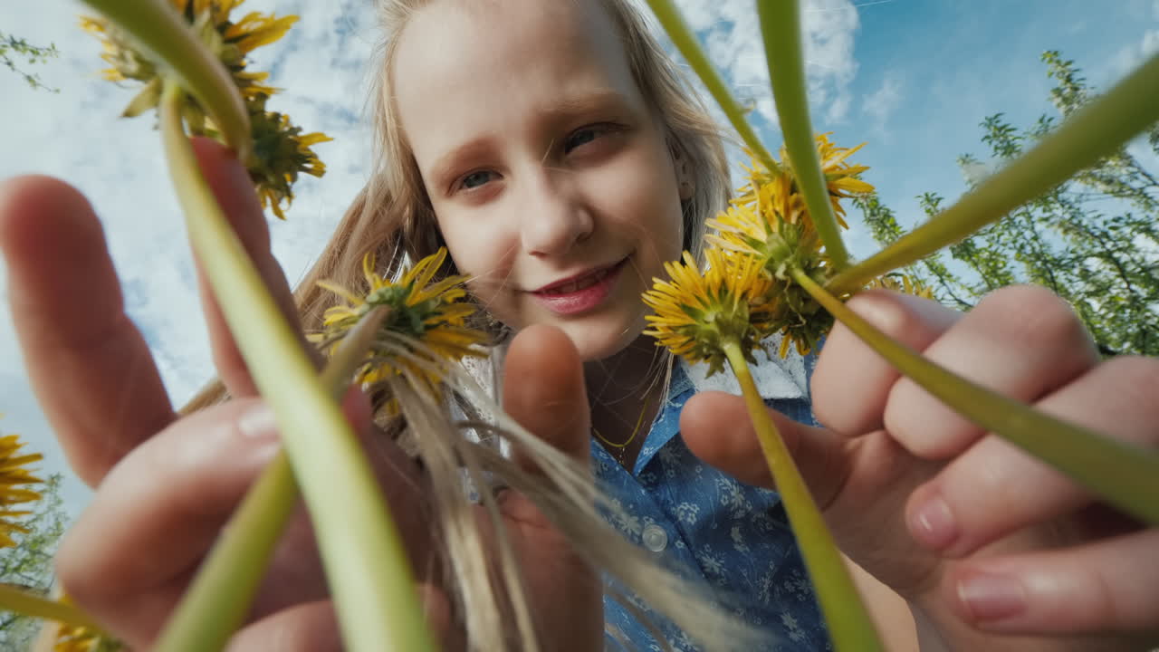 초원에서 꽃을 바라보는 재미있는 아이의 초상화