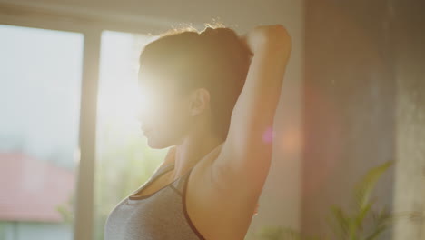 mujer estirándose en casa