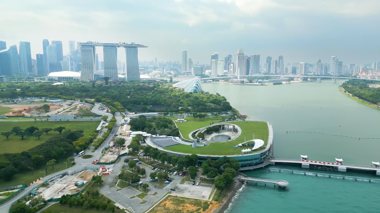 Svěží ranní panorama Singapuru, letecký záběr se zaměřením na Marina Bay, zahrady a mrakodrapy
