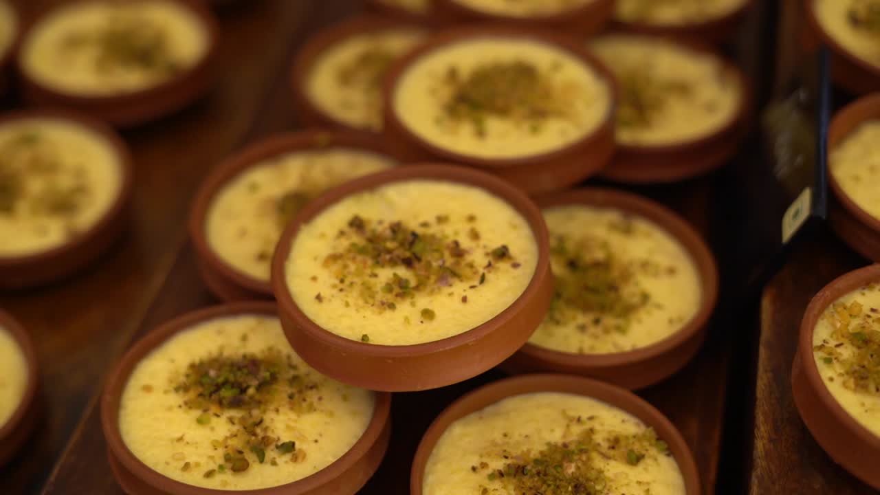 unos encima de otros, se disponen varios firni o phirni