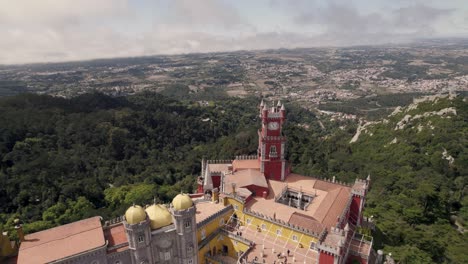 Toma-Circular-Aérea-Alrededor-De-La-Torre-Del-Reloj-Decorativa-Del-Palacio-De-Pena-En-Sintra-Portugal