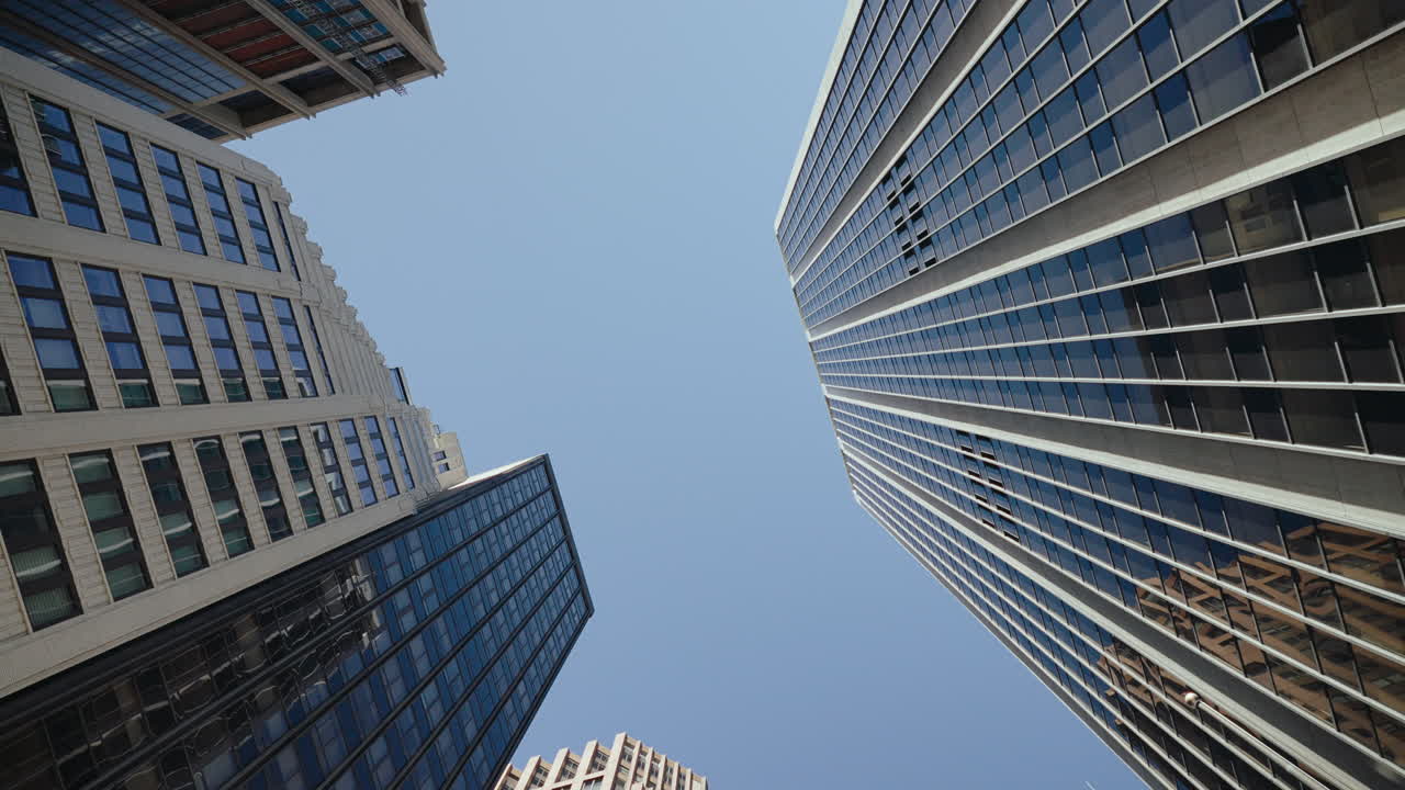 vista del horizonte de la ciudad desde abajo