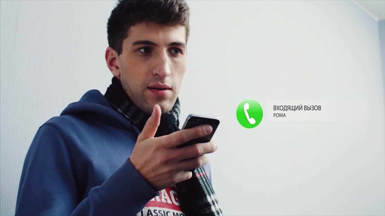 Mann som bruker en smarttelefon