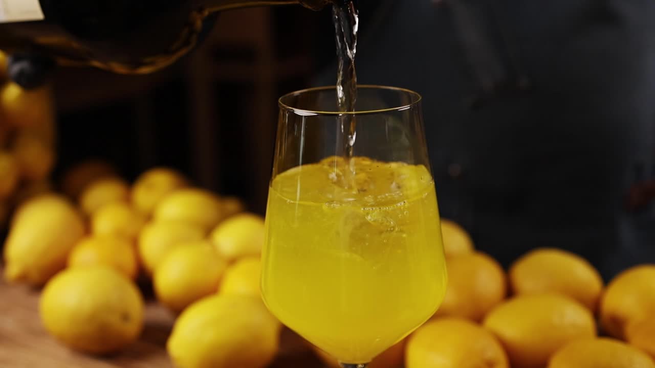 신선한 레몬 테일을 부어