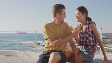 Pareja-De-Adultos-Jóvenes-Relajándose-En-La-Playa