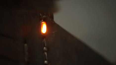 soldador creando una nueva conexión entre láminas de metal