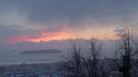 cielo de puesta de sol de color rosa en el paisaje urbano del lado de anatolia en estambul, turquía durante el día de niebla