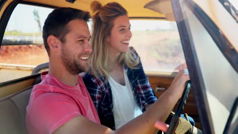 Pareja-Interactuando-Mientras-Están-Sentados-Juntos-En-Un-Auto-4k