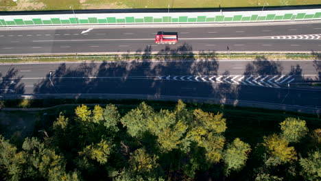 fotografía aérea del tráfico en la autopista de gdynia durante un día soleado, polonia