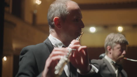 Los-Flautistas-Están-Tocando-Música-En-La-Banda-Musical-De-La-Orquesta-En-La-Escena-Del-Teatro-Dos-Músicos-Profesionales