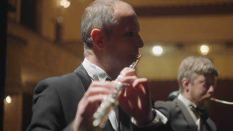los flautistas están tocando música en la orquesta banda musical en la escena del teatro dos músicos profesionales