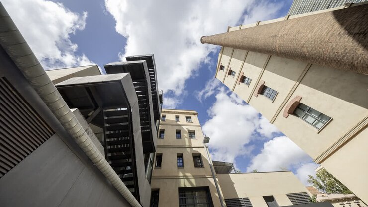 Chaminé de uma antiga fábrica e prédios de apartamentos em Barcelona