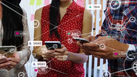 animación de iconos de medios sobre diversas personas de negocios que usan teléfonos inteligentes